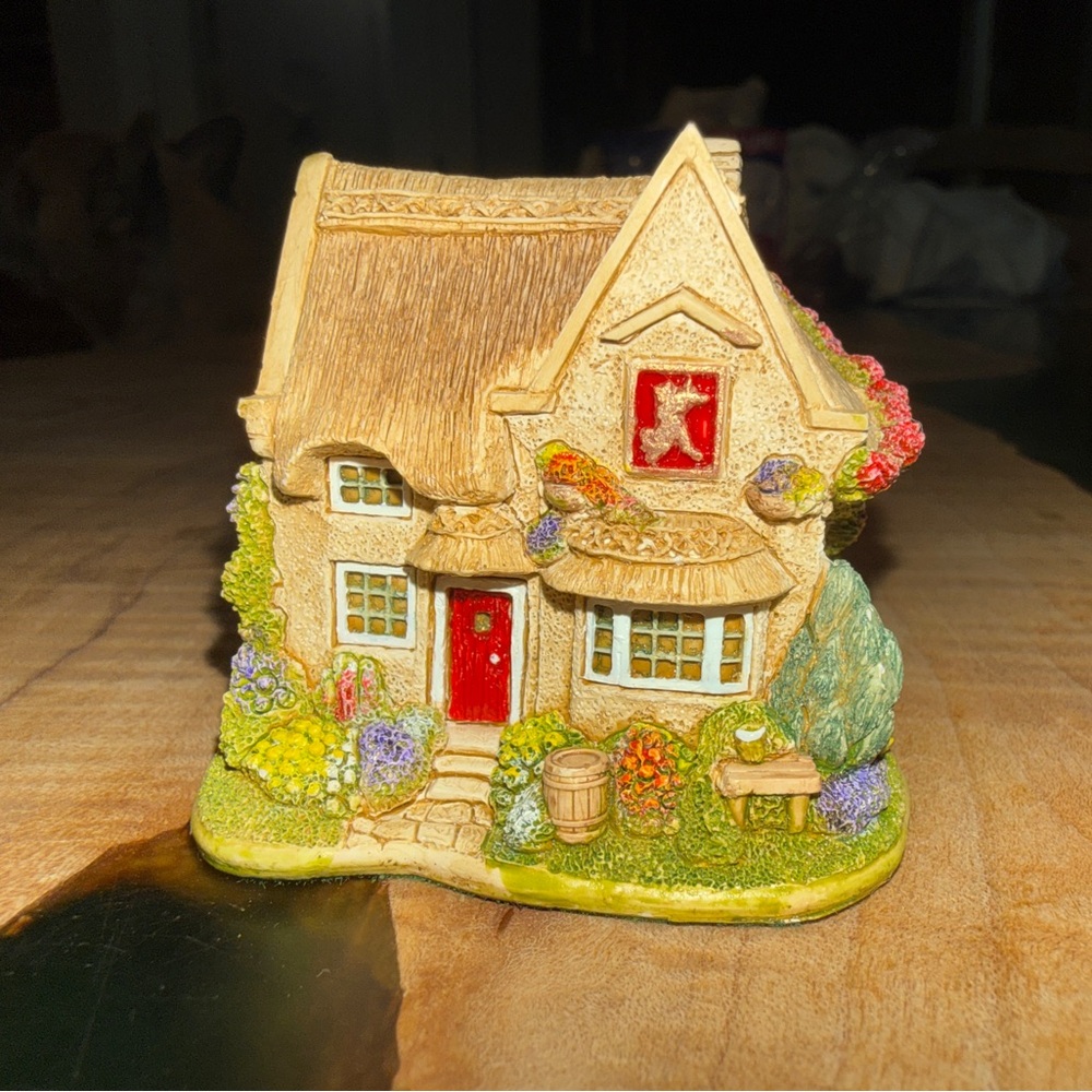 The Cat and Fiddle. Lilliput Lane. 2001.